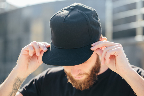 porter-une-casquette-fait-tomber-les-cheveux
